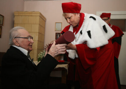 Zdjęcie zrobione w domu Andrzeja Koszewskiego z uroczystego wręczenia mu doctora honoris causa - na zdjęciu ówczesna rektor Akademii im. Ignacego Jana Paderewskiego w Poznaniu, prof. Halina Lorkowska i obdarowany