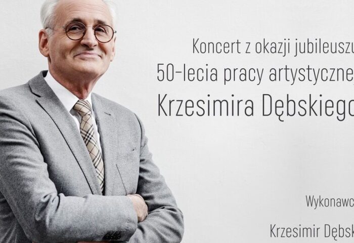 Na plakacie widać postać siedzącego na krześle, elegancko ubranego w szary garnitur mężczyzny - jest to Krzesimir Dębski.