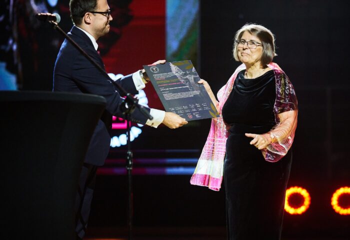 Na zdjęciu prof. Teresa Kaszuba odbiera nagrodę Muzyczne Orły