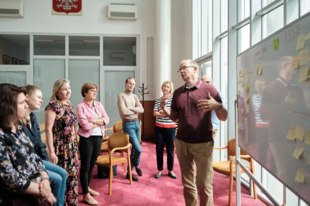 Zdjęcie z Warsztatów z rebrandingu przedstawia Mikołaja Rykowskiego i kilku uczestników Warsztatów, które odbyły się w Akademii Muzycznej w Poznaniu w dniach 13-14 czerwca 2023 roku.