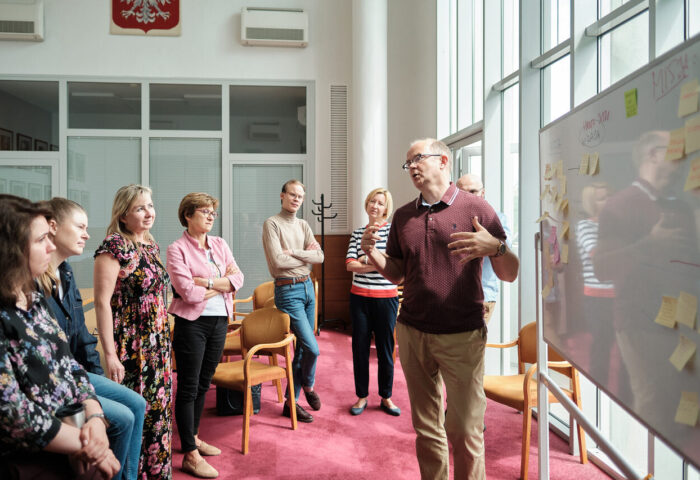 Zdjęcie z Warsztatów z rebrandingu przedstawia Mikołaja Rykowskiego i kilku uczestników Warsztatów, które odbyły się w Akademii Muzycznej w Poznaniu w dniach 13-14 czerwca 2023 roku.