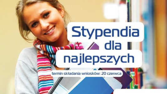 Zdjęcie przedstawia uśmiechniętą kobietę, na tle której widnieje napis Stypendia dla najlepszych